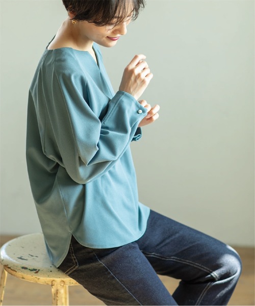 OPAQUE.CLIP(オペークドットクリップ)の「◆パール調ボタンスリーブキーネックカットソー【洗濯機洗い可】(Tシャツ/カットソー・レディース・ブラック/オフホワイト/ブルー/ブラウン系その他・36/40/38/42)」の10枚目の写真