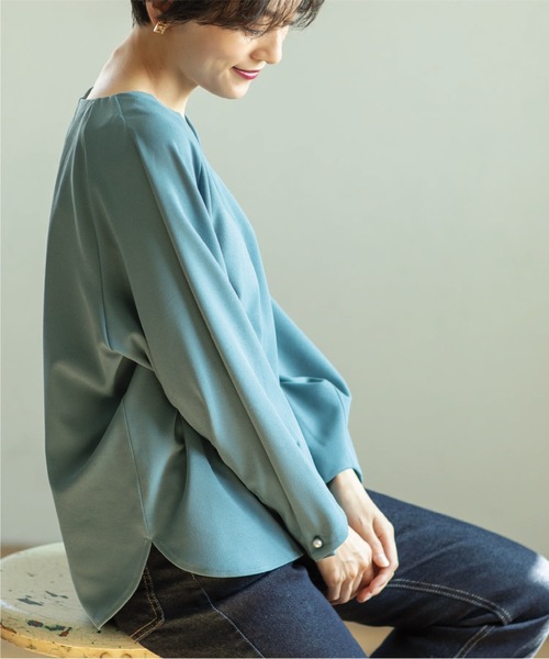 OPAQUE.CLIP(オペークドットクリップ)の「◆パール調ボタンスリーブキーネックカットソー【洗濯機洗い可】(Tシャツ/カットソー・レディース・ブラック/オフホワイト/ブルー/ブラウン系その他・36/40/38/42)」の11枚目の写真