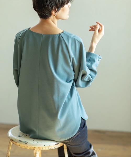 OPAQUE.CLIP(オペークドットクリップ)の「◆パール調ボタンスリーブキーネックカットソー【洗濯機洗い可】(Tシャツ/カットソー・レディース・ブラック/オフホワイト/ブルー/ブラウン系その他・36/40/38/42)」の12枚目の写真