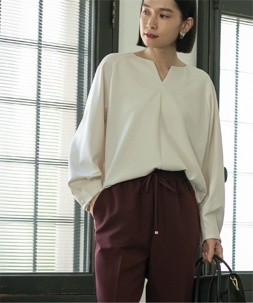 OPAQUE.CLIP(オペークドットクリップ)の「◆パール調ボタンスリーブキーネックカットソー【洗濯機洗い可】(Tシャツ/カットソー・レディース・ブラック/オフホワイト/ブルー/ブラウン系その他・36/40/38/42)」の14枚目の写真