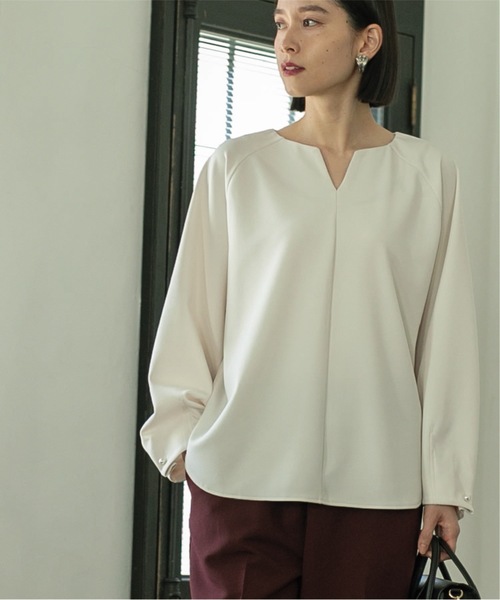OPAQUE.CLIP(オペークドットクリップ)の「◆パール調ボタンスリーブキーネックカットソー【洗濯機洗い可】(Tシャツ/カットソー・レディース・ブラック/オフホワイト/ブルー/ブラウン系その他・36/40/38/42)」の15枚目の写真