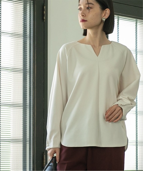 OPAQUE.CLIP(オペークドットクリップ)の「◆パール調ボタンスリーブキーネックカットソー【洗濯機洗い可】(Tシャツ/カットソー・レディース・ブラック/オフホワイト/ブルー/ブラウン系その他・36/40/38/42)」の16枚目の写真