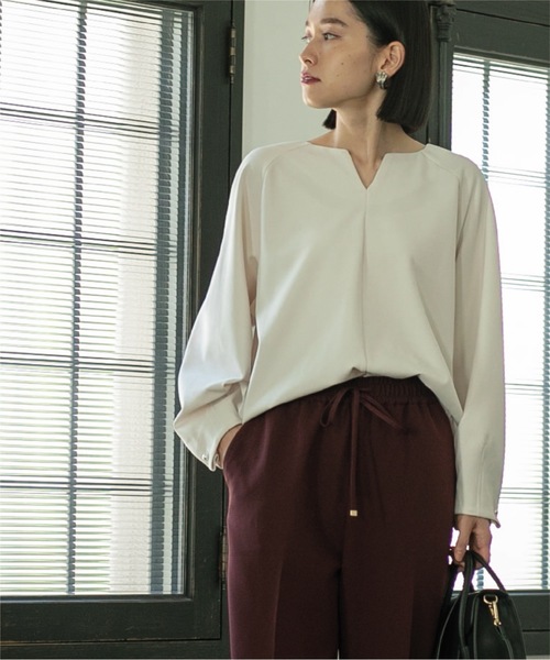 OPAQUE.CLIP(オペークドットクリップ)の「◆パール調ボタンスリーブキーネックカットソー【洗濯機洗い可】(Tシャツ/カットソー・レディース・ブラック/オフホワイト/ブルー/ブラウン系その他・36/40/38/42)」の20枚目の写真