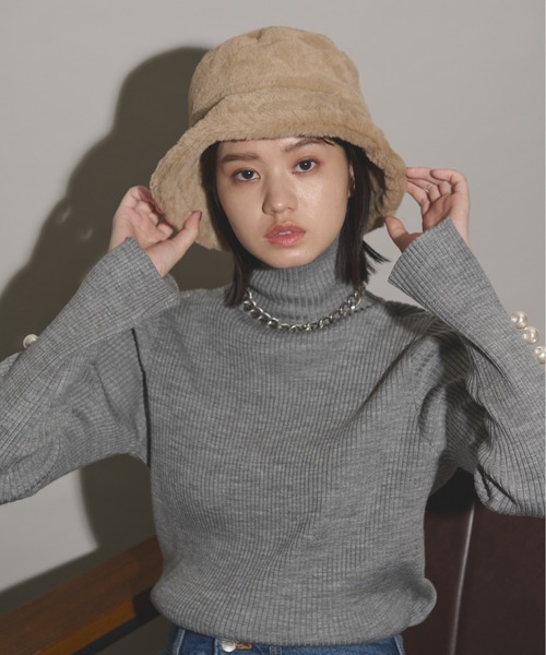 THE YOn(ザヨン)の「イヤーマフエコファーバケットハット(ハット・レディース・ベージュ/ブラック/アイボリー・FREE)」の1枚目の写真