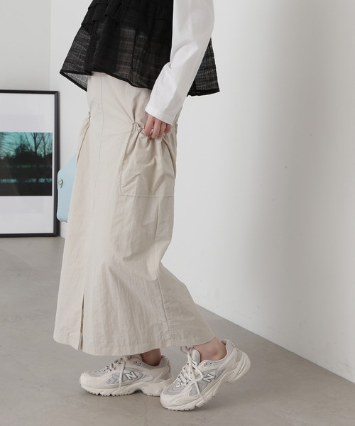 N.(N. Natural Beauty Basic)(エヌエヌナチュラルビューティーベーシック)の「◆アウトポケットナイロンスカート(スカート・レディース・ブラック/ライトベージュ・MEDIUM)」の1枚目の写真