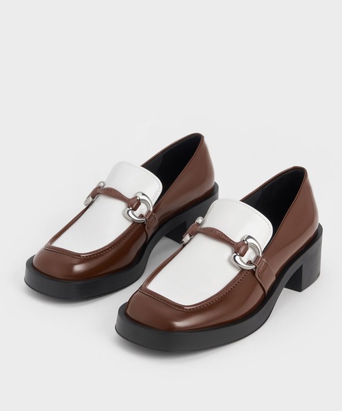 CHARLES & KEITH(チャールズ & キース)の「Catelaya カトレア メタリックアクセントローファーパンプス(ローファー・レディース・オフホワイト/ブラック系その他7/ダークブラウン・23cm/23.5cm/24.5cm/25cm/22.5cm)」の4枚目の写真