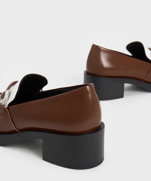 CHARLES & KEITH(チャールズ & キース)の「Catelaya カトレア メタリックアクセントローファーパンプス(ローファー・レディース・オフホワイト/ブラック系その他7/ダークブラウン・23cm/23.5cm/24.5cm/25cm/22.5cm)」の5枚目の写真