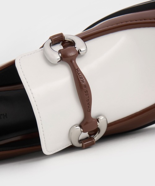 CHARLES & KEITH(チャールズ & キース)の「Catelaya カトレア メタリックアクセントローファーパンプス(ローファー・レディース・オフホワイト/ブラック系その他7/ダークブラウン・23cm/23.5cm/24.5cm/25cm/22.5cm)」の6枚目の写真