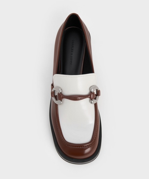 CHARLES & KEITH(チャールズ & キース)の「Catelaya カトレア メタリックアクセントローファーパンプス(ローファー・レディース・オフホワイト/ブラック系その他7/ダークブラウン・23cm/23.5cm/24.5cm/25cm/22.5cm)」の7枚目の写真