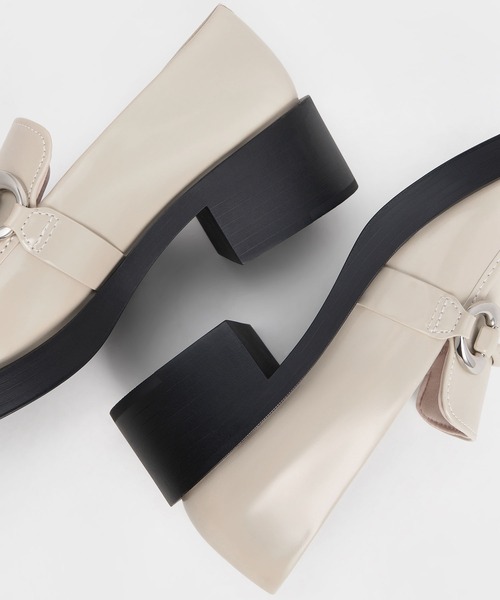 CHARLES & KEITH(チャールズ & キース)の「Catelaya カトレア メタリックアクセントローファーパンプス(ローファー・レディース・オフホワイト/ブラック系その他7/ダークブラウン・23cm/23.5cm/24.5cm/25cm/22.5cm)」の9枚目の写真
