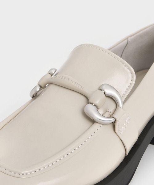 CHARLES & KEITH(チャールズ & キース)の「Catelaya カトレア メタリックアクセントローファーパンプス(ローファー・レディース・オフホワイト/ブラック系その他7/ダークブラウン・23cm/23.5cm/24.5cm/25cm/22.5cm)」の10枚目の写真