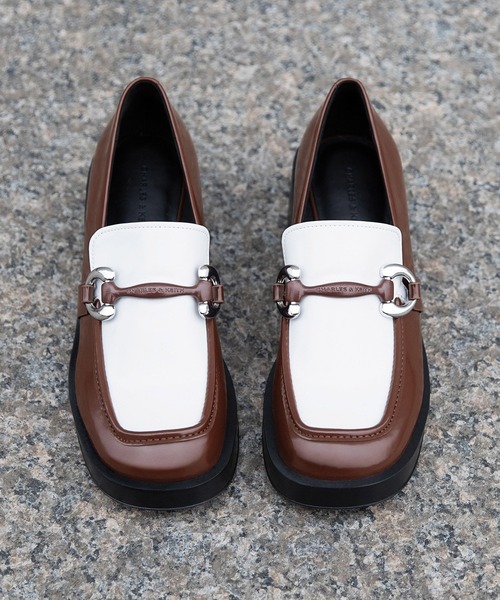 CHARLES & KEITH(チャールズ & キース)の「Catelaya カトレア メタリックアクセントローファーパンプス(ローファー・レディース・オフホワイト/ブラック系その他7/ダークブラウン・23cm/23.5cm/24.5cm/25cm/22.5cm)」の20枚目の写真
