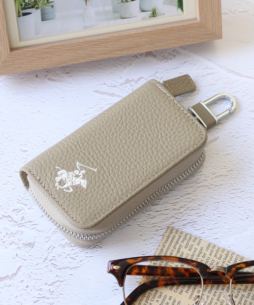 BEVERLY HILLS POLO CLUB(ビバリーヒルズポロクラブ)の「【Beverly Hills Polo Club/ビバリーヒルズポロクラブ】ワンポイントポニー刺繍 ラウンドファスナー レザーキーケース(キーケース/キーアクセサリー・レディース・サックスブルー/スモークピンク/ブラック/ブルー系その他/グレイッシュベージュ・FREE)」の1枚目の写真