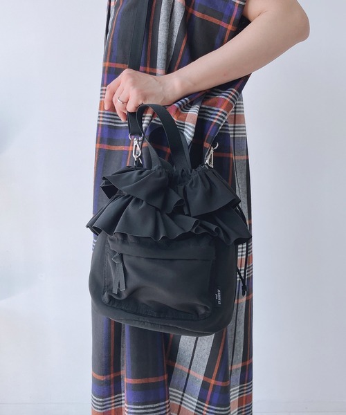 AS KNOW AS plus（アズノゥアズプラス）の「巾着ミリタリーショルダーバッグ（ショルダーバッグ・レディース・ブラック/カーキ/ブラック系/カーキ系・FREE）」の3枚目の写真