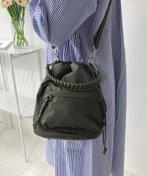 AS KNOW AS plus（アズノゥアズプラス）の「巾着ミリタリーショルダーバッグ（ショルダーバッグ・レディース・ブラック/カーキ/ブラック系/カーキ系・FREE）」の4枚目の写真