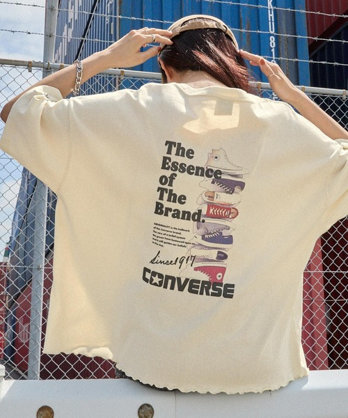 CONVERSE(コンバース)の「CONVERSE/コンバース ロゴ刺繍/シューズバックプリント オーバーサイズヴィンテージライク半袖Tシャツ(Tシャツ/カットソー・レディース・ホワイト系/オフホワイト/ブラック系/スミクロ・M)」の1枚目の写真