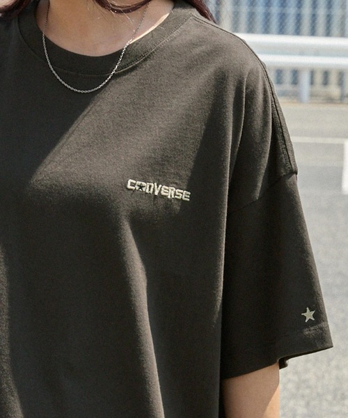 CONVERSE(コンバース)の「CONVERSE/コンバース ロゴ刺繍/シューズバックプリント オーバーサイズヴィンテージライク半袖Tシャツ(Tシャツ/カットソー・レディース・ホワイト系/オフホワイト/ブラック系/スミクロ・M)」の21枚目の写真