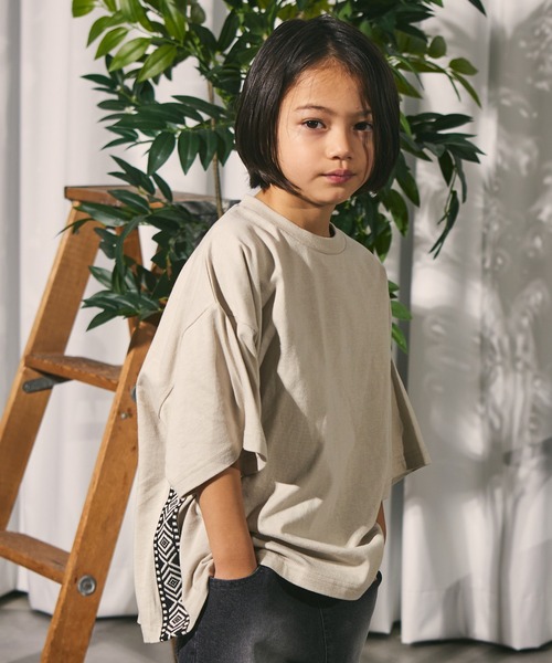 PAIRMANON STREET（ペアマノンストリート）の「【PAIRMANON STREET】【リンクコーデ】無地 ネイティブ サイドライン 半袖 Tシャツ（Tシャツ/カットソー・キッズ・ブラック/レッド/ベージュ系その他/ホワイト・130/100/120/150/110/140/90）」の3枚目の写真