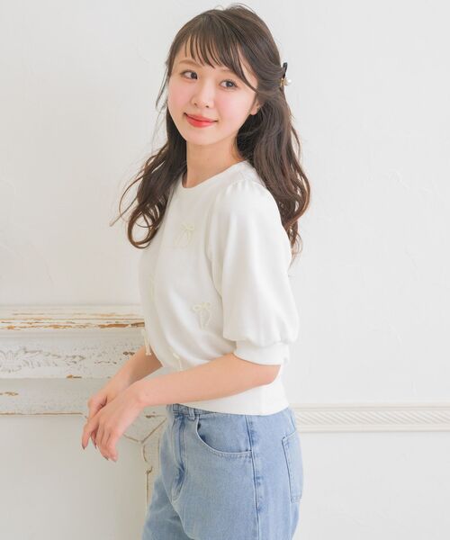 ems excite(エムズエキサイト)の「パールリボントレーナー(Tシャツ/カットソー・レディース・ピンク/ライトブルー/オフホワイト・FREE)」の21枚目の写真
