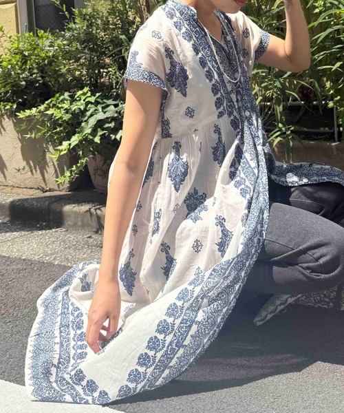 AS KNOW AS plus（アズノゥアズプラス）の「◎インド パネル柄彩りギャザーワンピ―ス（ワンピース・レディース・ネイビー系/グリーン系/イエロー/チャコールグレー/ブラック系/オレンジ系/グレー系/ホワイト系・FREE）」の2枚目の写真