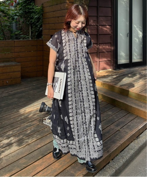 AS KNOW AS plus（アズノゥアズプラス）の「◎インド パネル柄彩りギャザーワンピ―ス（ワンピース・レディース・ネイビー系/グリーン系/イエロー/チャコールグレー/ブラック系/オレンジ系/グレー系/ホワイト系・FREE）」の3枚目の写真