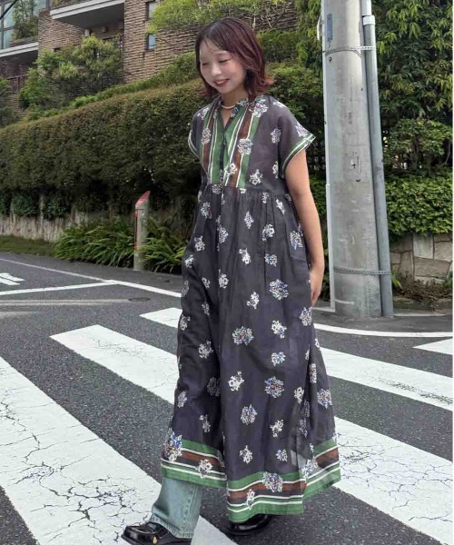 AS KNOW AS plus（アズノゥアズプラス）の「◎インド パネル柄彩りギャザーワンピ―ス（ワンピース・レディース・ネイビー系/グリーン系/イエロー/チャコールグレー/ブラック系/オレンジ系/グレー系/ホワイト系・FREE）」の17枚目の写真