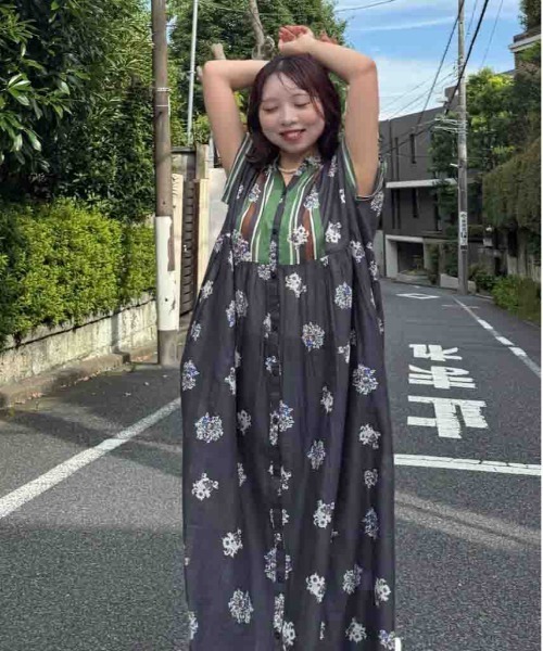 AS KNOW AS plus（アズノゥアズプラス）の「◎インド パネル柄彩りギャザーワンピ―ス（ワンピース・レディース・ネイビー系/グリーン系/イエロー/チャコールグレー/ブラック系/オレンジ系/グレー系/ホワイト系・FREE）」の18枚目の写真