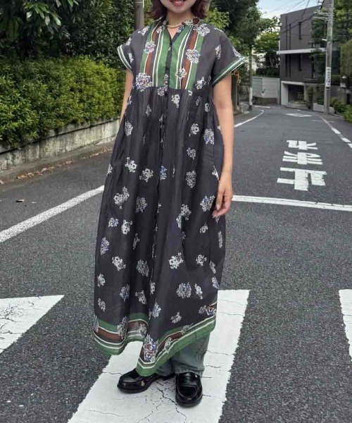 AS KNOW AS plus（アズノゥアズプラス）の「◎インド パネル柄彩りギャザーワンピ―ス（ワンピース・レディース・ネイビー系/グリーン系/イエロー/チャコールグレー/ブラック系/オレンジ系/グレー系/ホワイト系・FREE）」の19枚目の写真