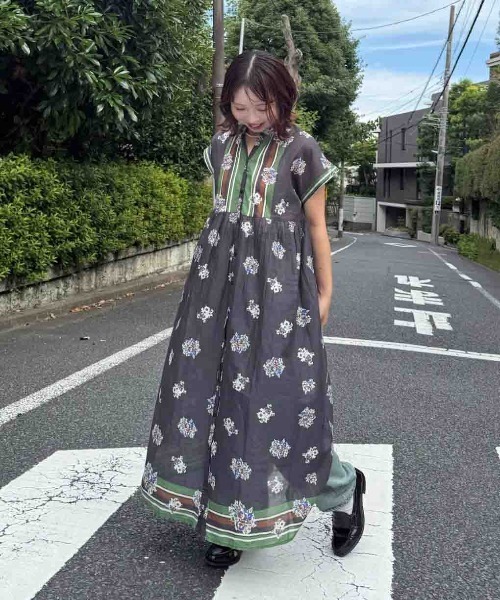 AS KNOW AS plus（アズノゥアズプラス）の「◎インド パネル柄彩りギャザーワンピ―ス（ワンピース・レディース・ネイビー系/グリーン系/イエロー/チャコールグレー/ブラック系/オレンジ系/グレー系/ホワイト系・FREE）」の11枚目の写真