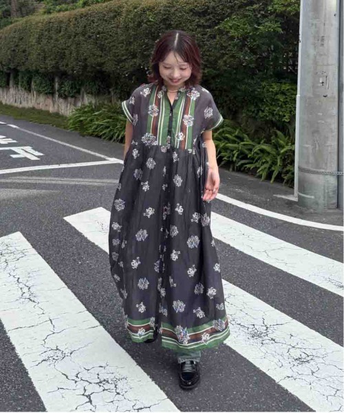 AS KNOW AS plus（アズノゥアズプラス）の「◎インド パネル柄彩りギャザーワンピ―ス（ワンピース・レディース・ネイビー系/グリーン系/イエロー/チャコールグレー/ブラック系/オレンジ系/グレー系/ホワイト系・FREE）」の13枚目の写真