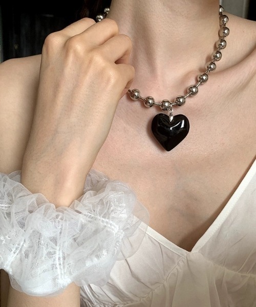 SHEENA（シーナ）の「BIGボールチェーンハートネックレス（ネックレス・レディース・ブラック/レッド/クリーム・FREE）」の2枚目の写真