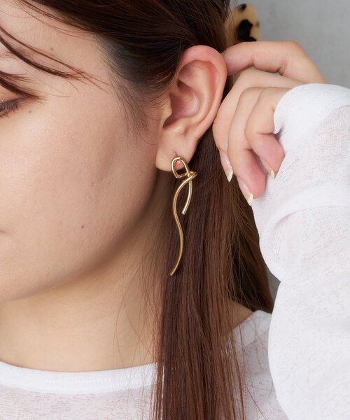 Actually(アクチュアリー)の「rongwave pierce ロングウェーブピアス(ピアス(両耳用)・レディース・ゴールド・0)」の2枚目の写真