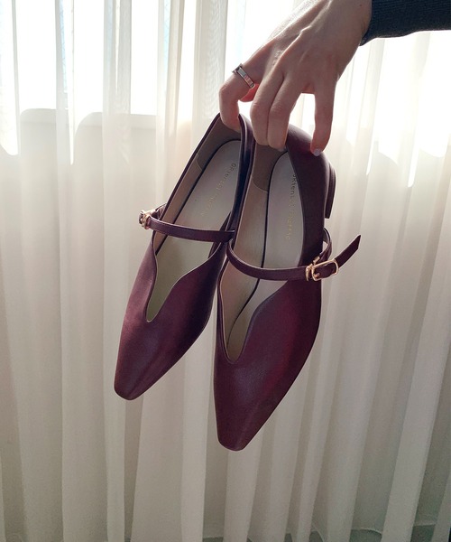 ORiental TRaffic（オリエンタルトラフィック）の「ベルトデザインフラットパンプス 45302（パンプス・レディース・ホワイト/レッド/ブラック・33/34/35/36/37/38/39/40/41/42/43）」の4枚目の写真