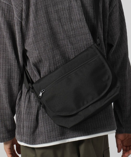 LAKOLE（ラコレ）の「メッセンジャーミニショルダーバッグ / 200731（ショルダーバッグ・メンズ・サンドグレー/ブラック・FREE）」の2枚目の写真