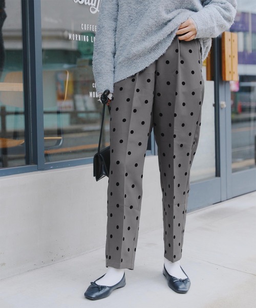titivate(ティティベイト)の「フロッキードットテーパードパンツ(その他パンツ・レディース・チャコール/ブラック・M)」の1枚目の写真