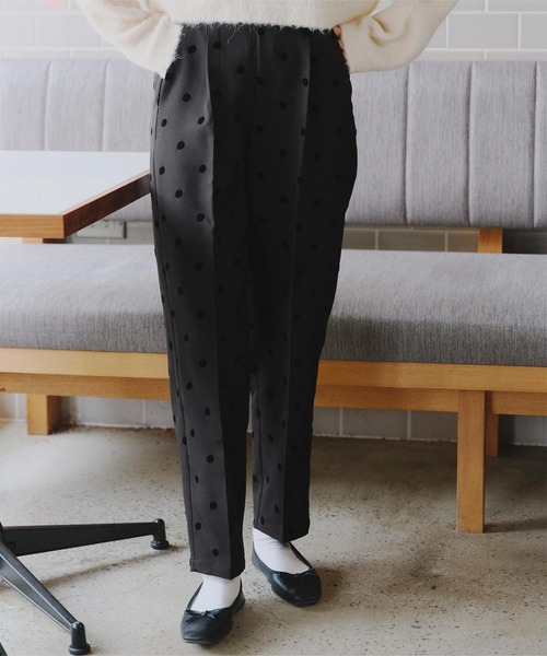 titivate(ティティベイト)の「フロッキードットテーパードパンツ(その他パンツ・レディース・チャコール/ブラック・M)」の2枚目の写真
