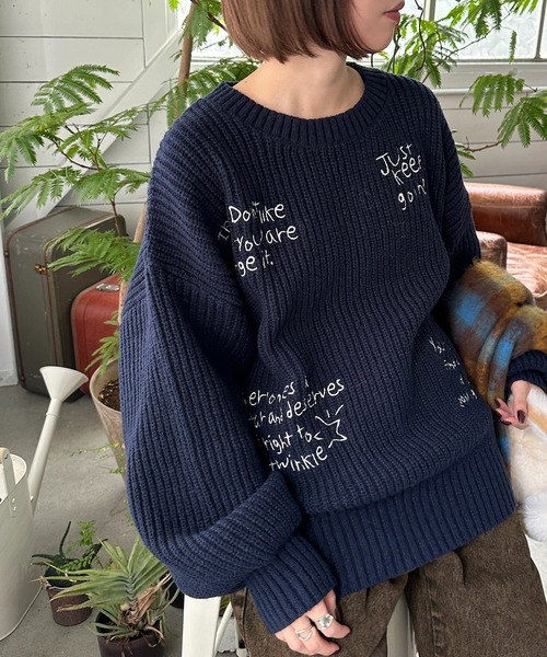 apres jour mignon(アプレジュールミニョン)の「手書きロゴ刺繍ニット【ZOZOTOWN限定アイテム】(ニット/セーター・レディース・ピンク/ネイビー/マスタード/アイボリー/ブラック・フリー/X-LARGE)」の3枚目の写真