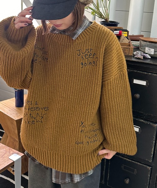 apres jour mignon(アプレジュールミニョン)の「手書きロゴ刺繍ニット【ZOZOTOWN限定アイテム】(ニット/セーター・レディース・ピンク/ネイビー/マスタード/アイボリー/ブラック・フリー/X-LARGE)」の4枚目の写真