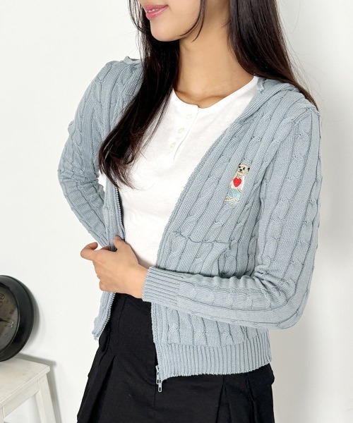 VIVID LADY（ビビッドレディー）の「ニットカーディガン フロントジップ フート付き（カーディガン/ボレロ・レディース・スカイブルー/ブラック/ピンク/アイボリー/プラム・FREE）」の3枚目の写真