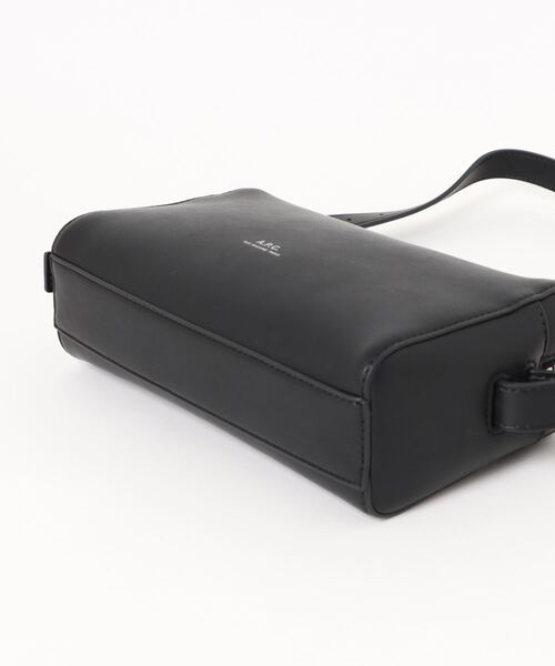A.P.C.（アーペーセー）の「CAMERA BAG NINO（ショルダーバッグ・メンズ・ブラック・ONESIZE）」の3枚目の写真