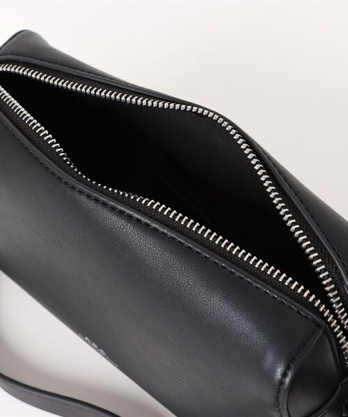A.P.C.（アーペーセー）の「CAMERA BAG NINO（ショルダーバッグ・メンズ・ブラック・ONESIZE）」の4枚目の写真