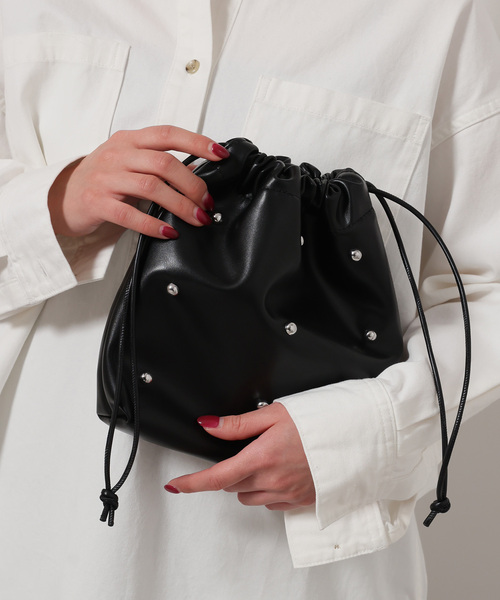 JOURNAL STANDARD relume（ジャーナルスタンダード　レリューム）の「RELUME スタッズキンチャクBAG（クラッチバッグ・レディース・ブラック/アイボリー・FREE）」の4枚目の写真