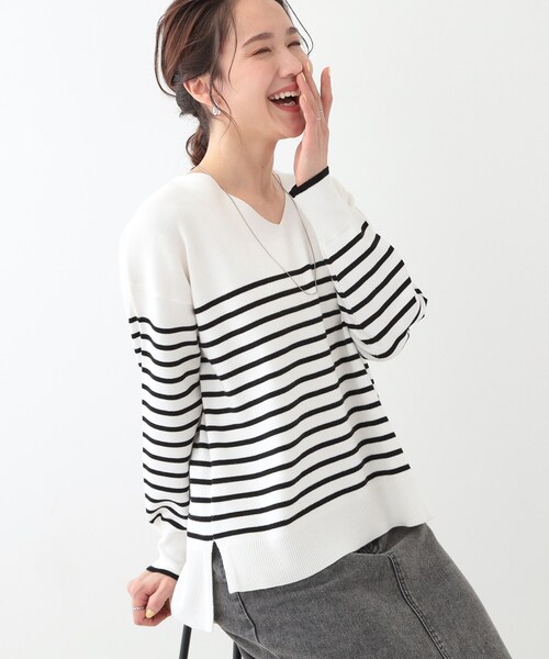 DRESKIP（ドレスキップ）の「【洗える/S-LL】お顔周りすっきり 優しい肌触りのVネックニット（ニット/セーター・レディース・グレー系2/ホワイト系5/ライトパープル/オフホワイト/ライトイエロー系/ベージュ系2・02/01/04/03）」の2枚目の写真