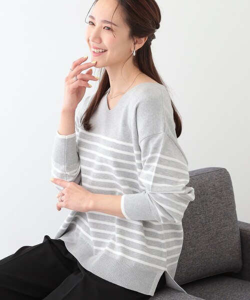 DRESKIP（ドレスキップ）の「【洗える/S-LL】お顔周りすっきり 優しい肌触りのVネックニット（ニット/セーター・レディース・グレー系2/ホワイト系5/ライトパープル/オフホワイト/ライトイエロー系/ベージュ系2・02/01/04/03）」の3枚目の写真