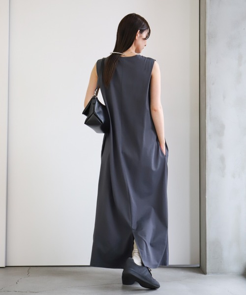 select MOCA(セレクトモカ)の「タックノースリーブワンピース(ワンピース・レディース・ブラック/チャコールグレー・MEDIUM/LARGE)」の3枚目の写真