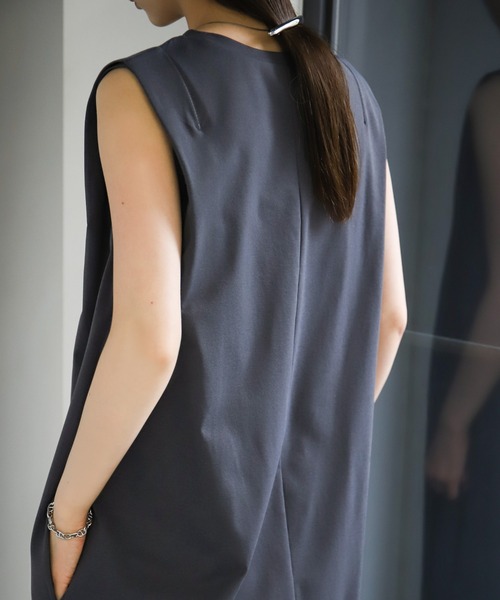 select MOCA(セレクトモカ)の「タックノースリーブワンピース(ワンピース・レディース・ブラック/チャコールグレー・MEDIUM/LARGE)」の6枚目の写真