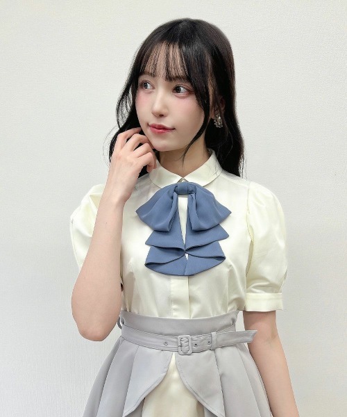 an another angelus(アンアナザーアンジェラス)の「ドレープタイ付きシャツ【新色追加】取り外し可/ fint フィント 夏服(シャツ/ブラウス・レディース・ホワイト×ブルー/ホワイト/ホワイト×グレー・FREE)」の2枚目の写真