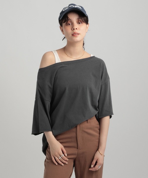 GEORGE'S(ジョージズ)の「オフショルTシャツ(Tシャツ/カットソー・レディース・オフホワイト/チャコールグレー/ブルー・SMALL/MEDIUM)」の1枚目の写真