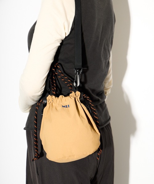 MEI(メイ)の「【MEI / メイ 】BOTTLE SHOULDER / ボトルショルダーバッグ(ショルダーバッグ・メンズ・ベージュ/ブラック/ライトグレー・FREE)」の2枚目の写真