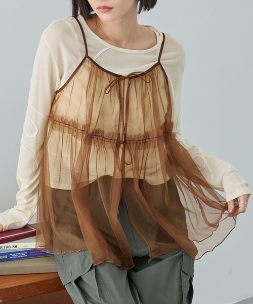 MONO-MART(モノマート)の「2WAYラメリボンチュールフリルキャミソール(キャミソール・レディース・ブラック/チャコールグレー/ブラウン/アイボリー・FREE)」の4枚目の写真